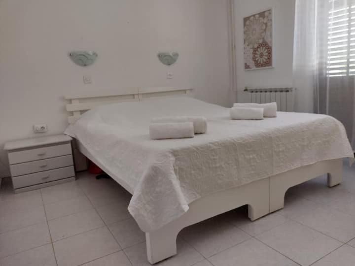 Villa Kadinela, 200M From Kamenjak, Huge Quiet Garden With Barbecue, 2 New Kitchens Premantura Dış mekan fotoğraf